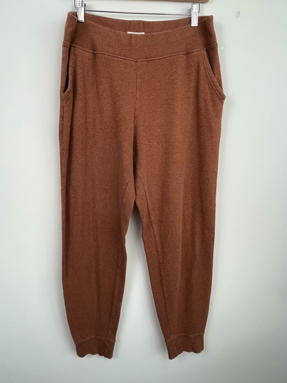 Pact women’s burnt orange organic cotton pull on jogger style sweatpants, large.